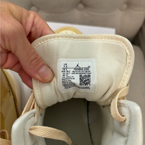 Women’s Air Jordan 1 Mid SE | Size 7.5 | NEW w/Box!! - Picture 9 of 9